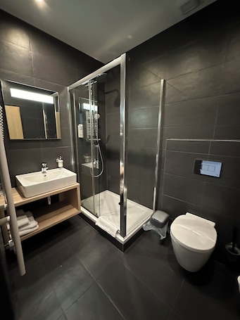 Classic Room | Bathroom | Shower, free toiletries, hair dryer, towels. Hotel Kapitol