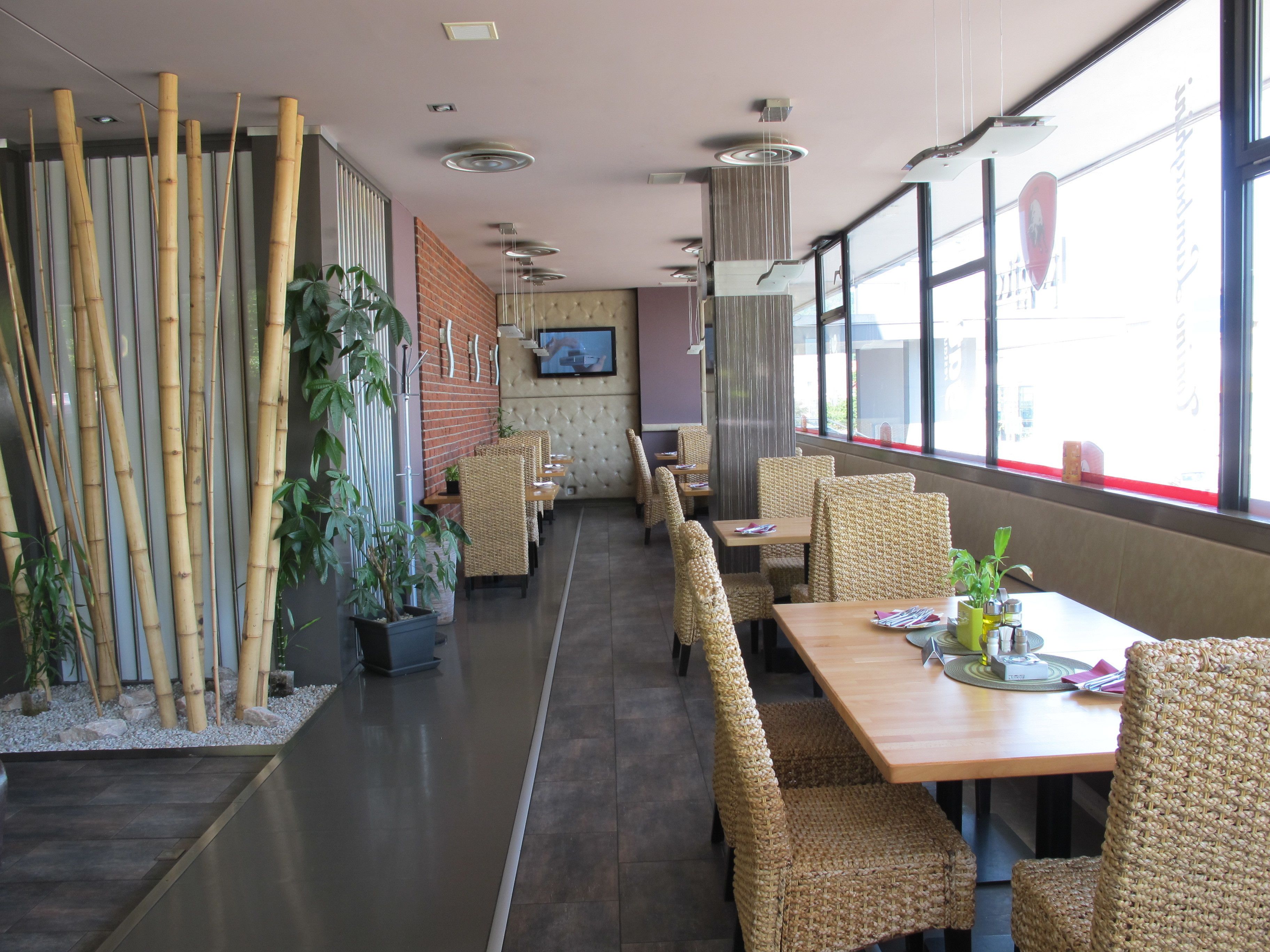 Café da manhã com buffet grátis todos os dias