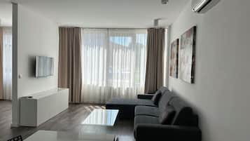 Apartment, 2 Schlafzimmer | Wohnbereich | 45-cm-Flachbildfernseher mit Kabelempfang