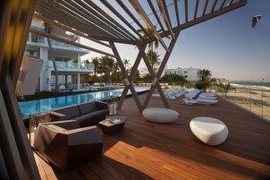 Outdoor pool, free cabanas, sun loungers