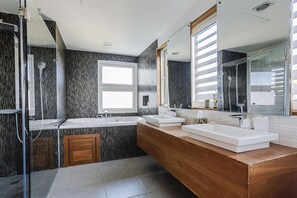 Exclusive Penthouse, 2 Bedrooms, Ocean View | Bilik Mandi | Pancuran mandi, hulu semburan hidrourut 