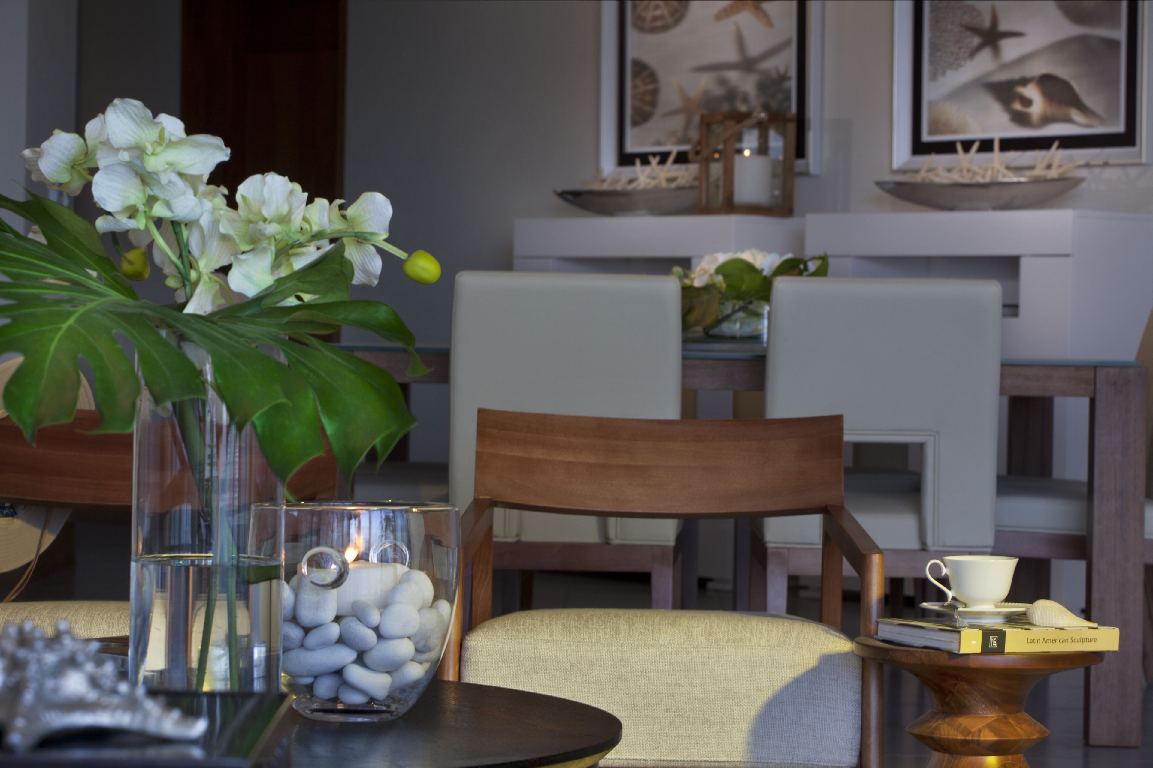 Ein Essbereich mit Tisch, Stühlen und einer Blumenvase.