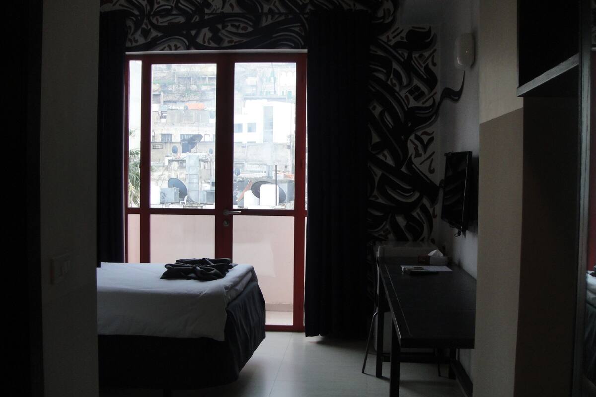 Premium Single Room, 1 Bedroom | Minibar, in-room safe, desk, blackout drapes