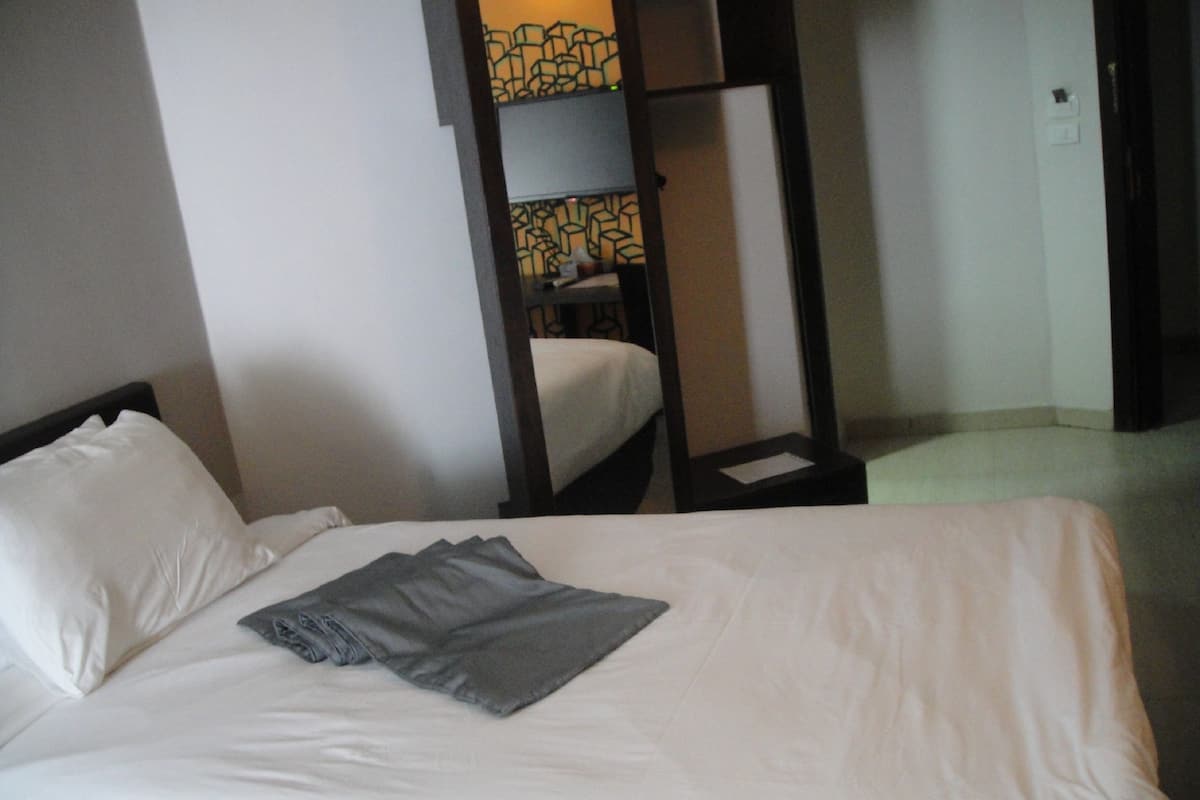 Standard Single Room, 1 Bedroom | Minibar, in-room safe, desk, blackout drapes