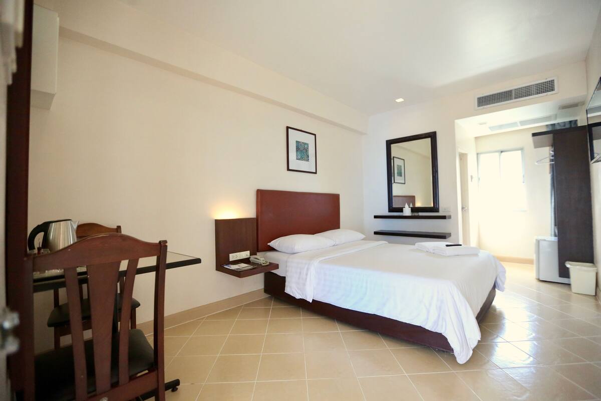 Blackout drapes, free WiFi, bed sheets