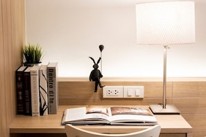 Deluxe Room | Blackout drapes, free WiFi, bed sheets