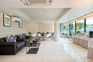 Coin salon dans le hall