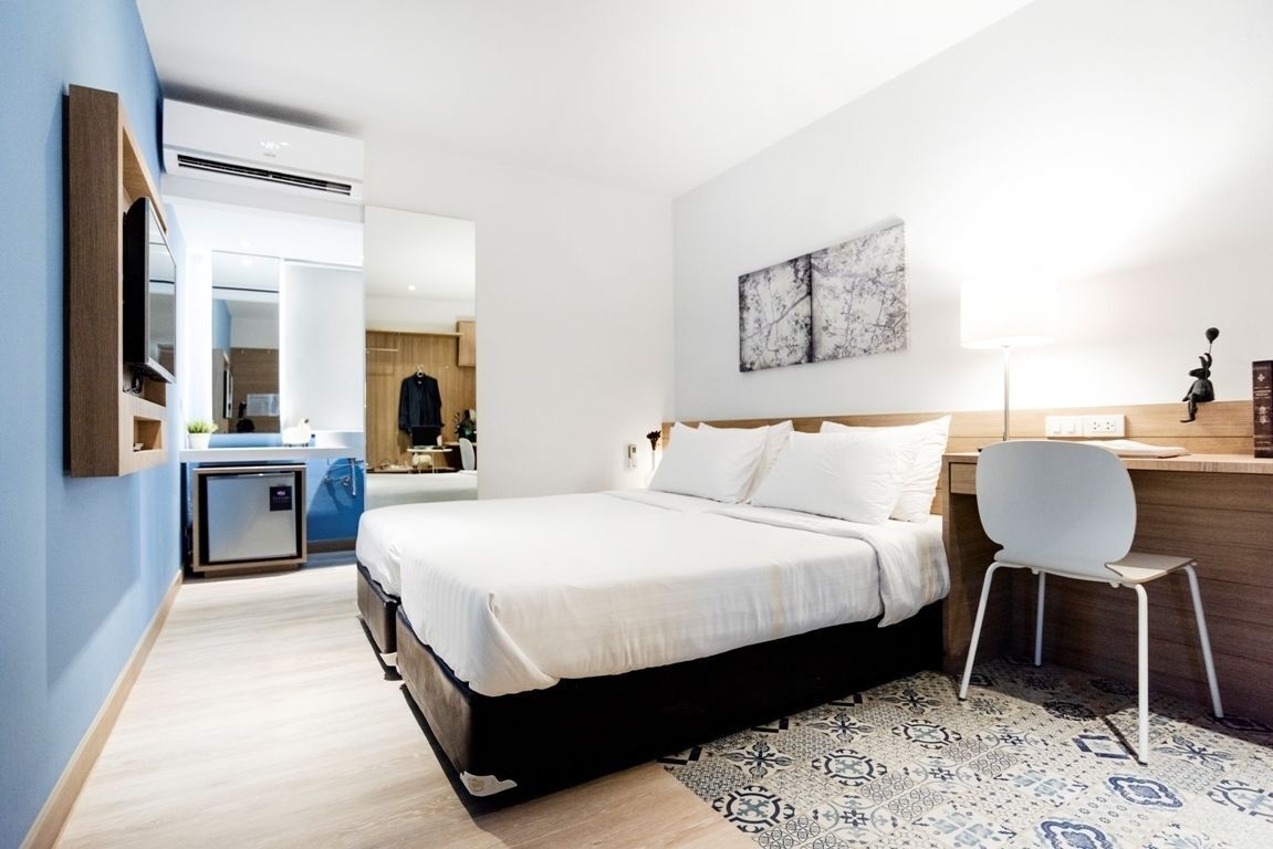 Blackout drapes, free WiFi, bed sheets