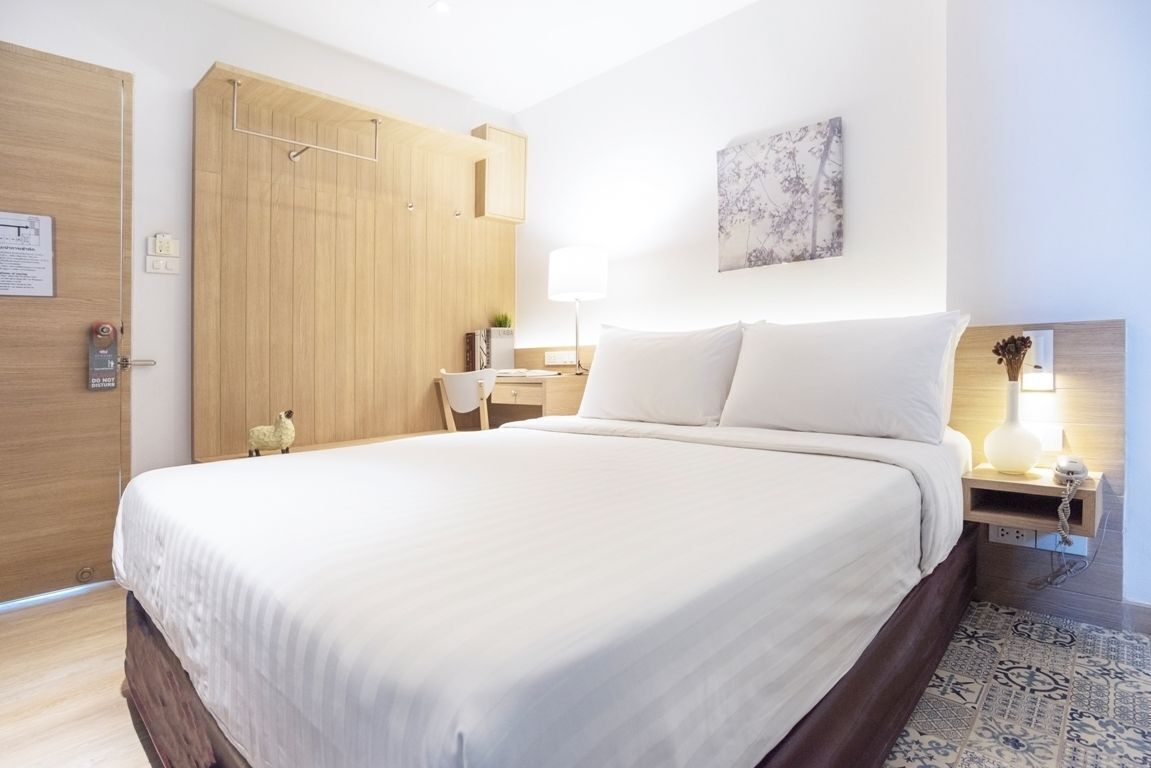 Blackout drapes, free WiFi, bed sheets