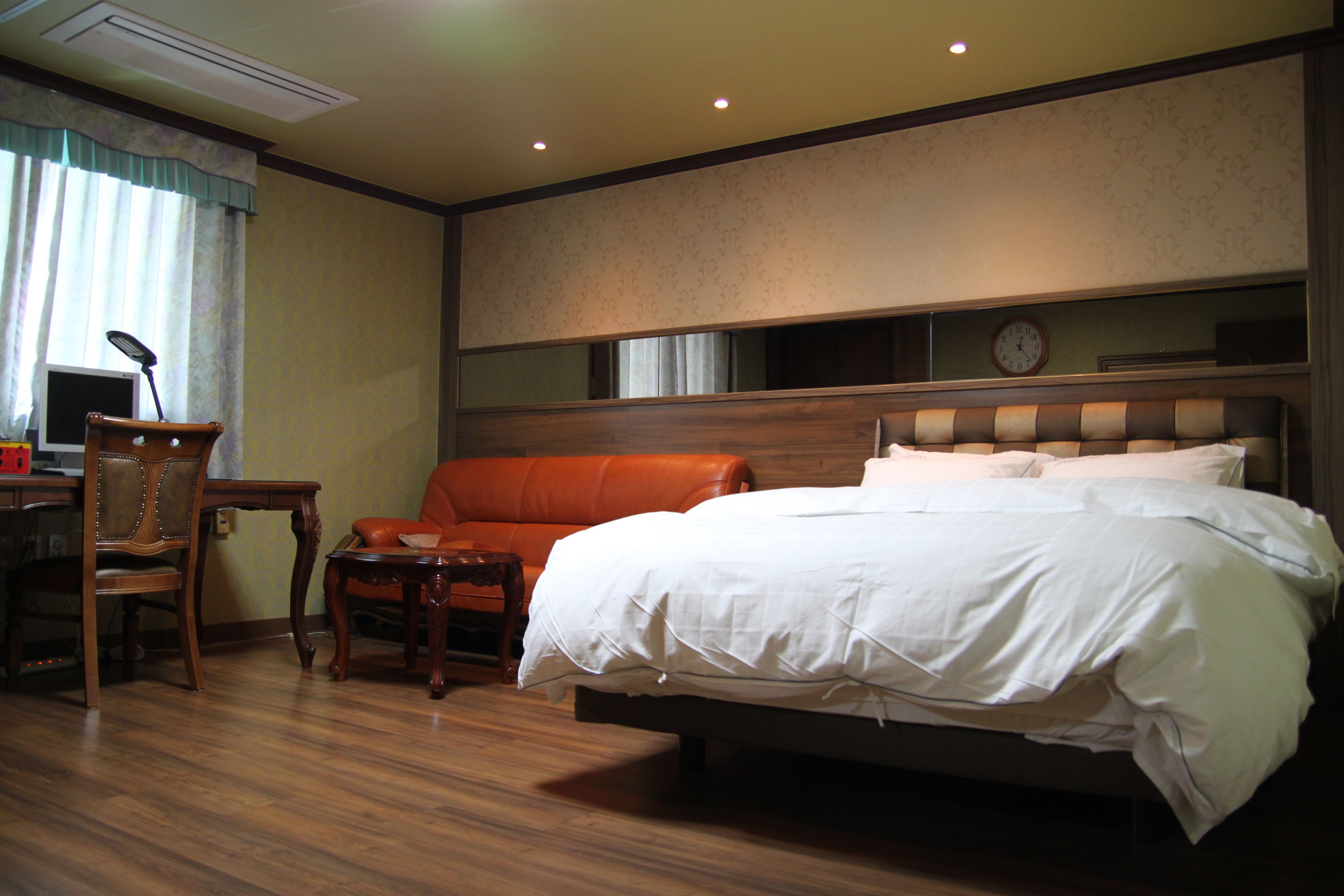 Escritorio, cortinas blackout y tabla de planchar con plancha 