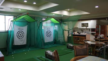 Indoor golf driving range