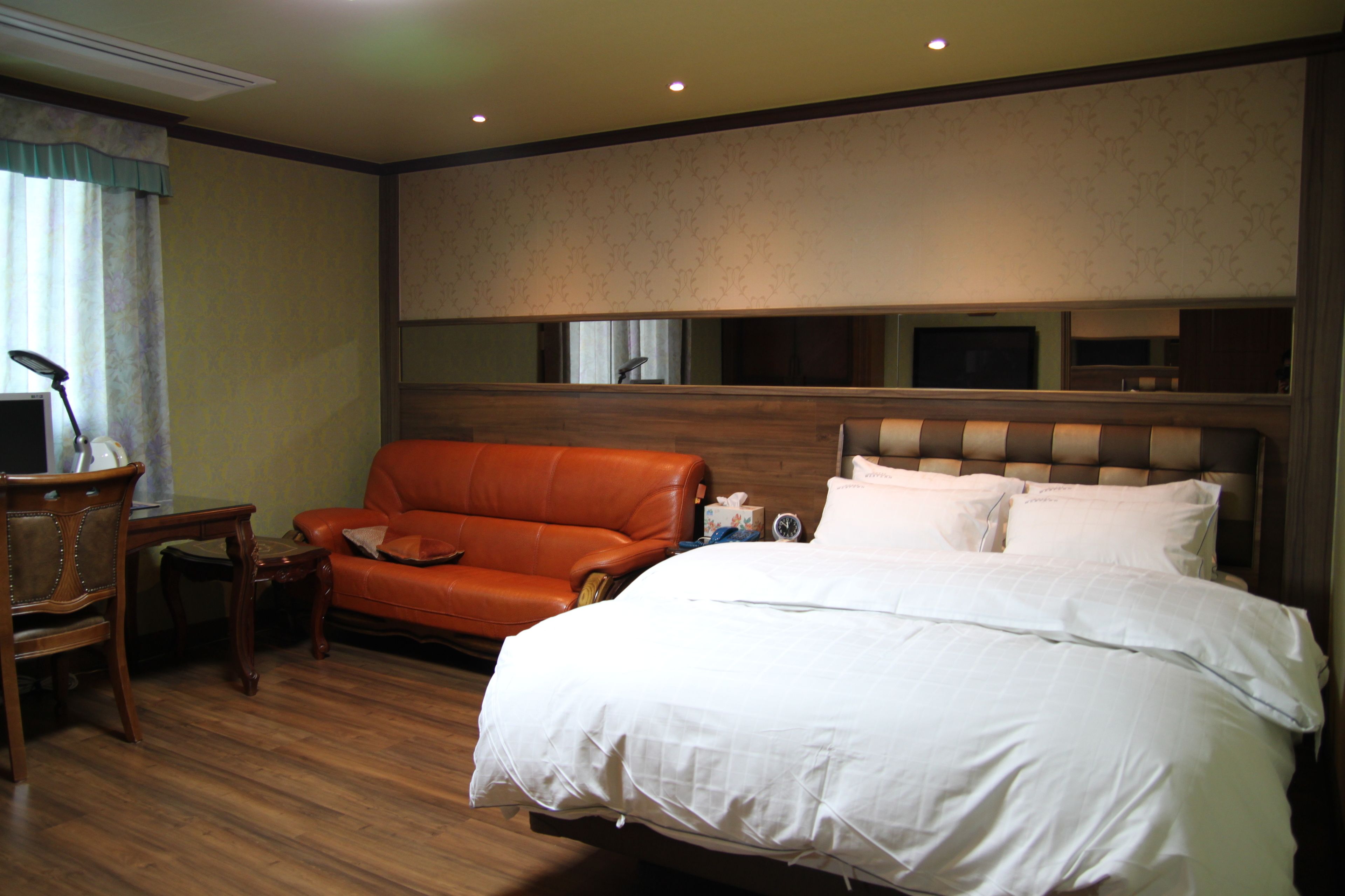 suite | desk, blackout curtains, iron/ironing board, free wifi