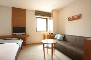 Phòng, 1 phòng ngủ | Bàn, khu vực làm việc phù hợp cho laptop, bàn ủi/dụng cụ ủi quần áo 