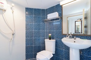 Standardzimmer | Badezimmer | Dusche, kostenlose Toilettenartikel, Handtücher