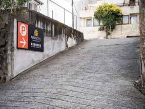Self-parking (surcharge)