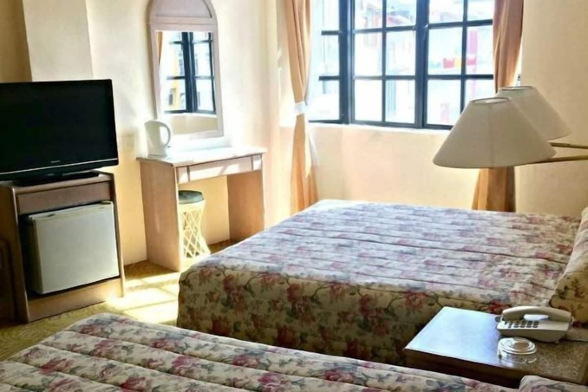Een kluis op de kamer, een bureau, een strijkplank/strijkijzer