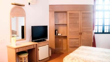 Deluxe Quadruple Room | In-room safe, desk, iron/ironing board, free WiFi