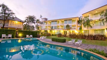 Outdoor pool, pool umbrellas, sun loungers