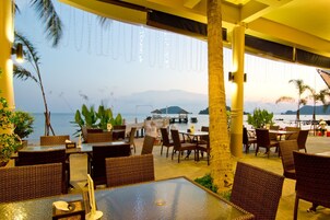 Breakfast, lunch, dinner served; Thai cuisine, beach views 