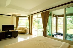 Q-queen seaview/ Free Round Trip pick up from Koh Mak Pier /Must inform the hotel for boat schedule