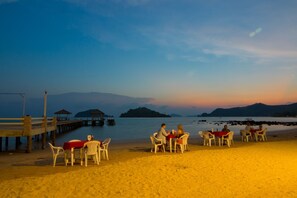 Breakfast, lunch and dinner served - Makathanee Resort (Ko Mak)