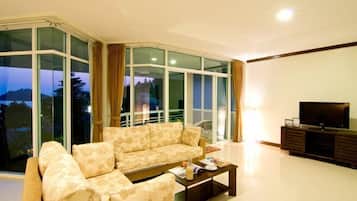 Family Room / Free Round Trip pick up from Koh Mak Pier ( Must inform the hotel for boat schedule ) | Living room | 21-inch flat-screen TV with cable channels, TV