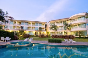 Outdoor pool, pool umbrellas, sun loungers - Makathanee Resort (Ko Mak)