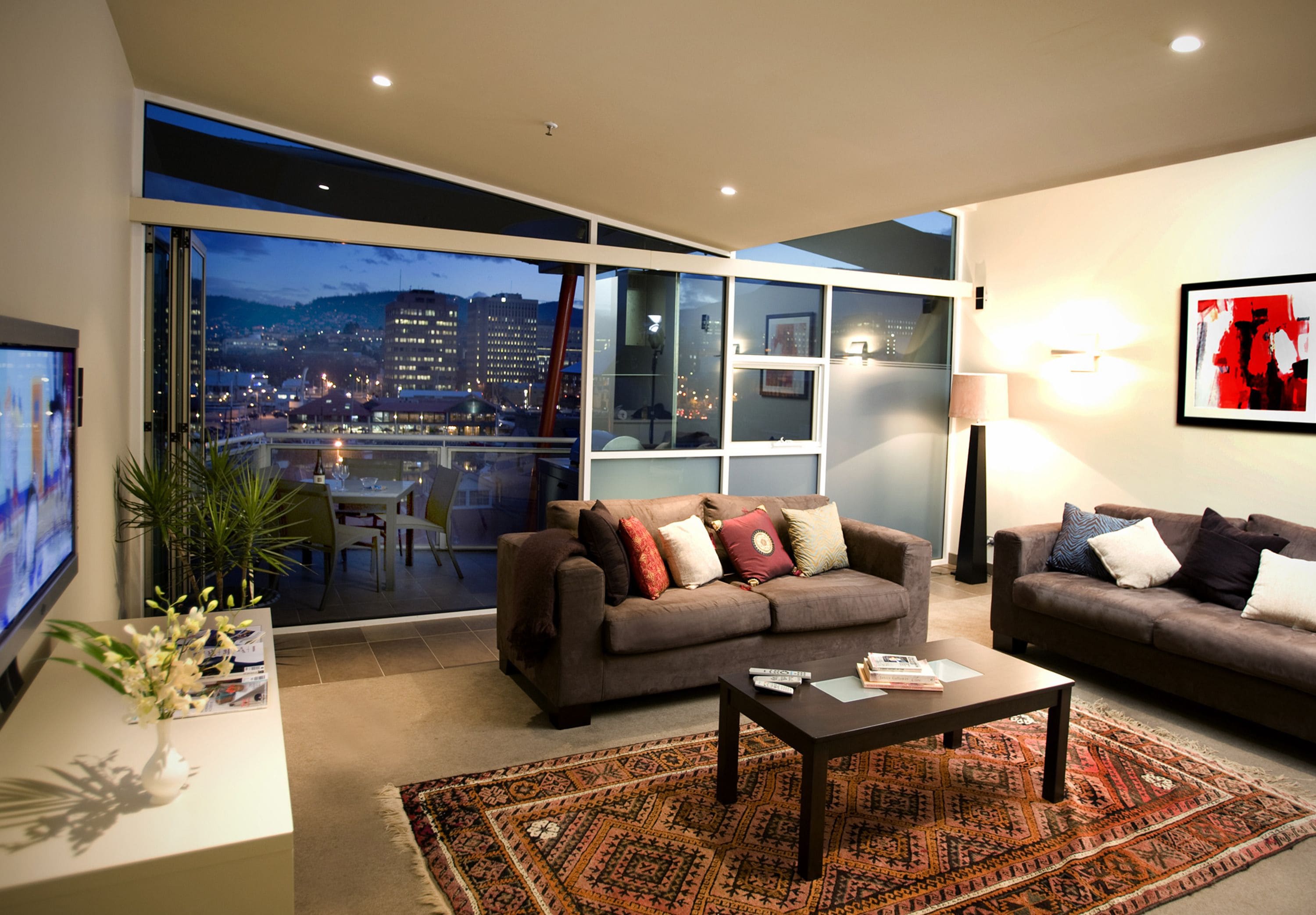 Premium penthouse, 2 slaapkamers | Woonruimte | Een 40-inch televisie met digitale zenders