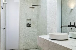 Deluxe-studiosuite | Badeværelse | Gratis toiletartikler, hårtørrer, håndklæder, Sæbe