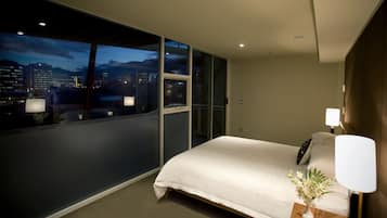 Premium Penthouse, 2 Bedrooms | 1 bilik tidur, peralatan tempat tidur premium, dihias secara berasingan