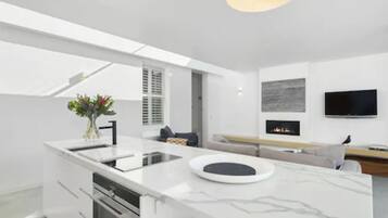 Apartamento luxo | Cozinha privada | Geladeira, micro-ondas, máquina de café expresso, cafeteira/chaleira