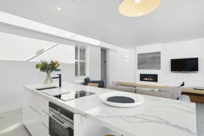 Apartament Deluxe | Cuina privada | Frigorífic, microones, cafetera exprés i cafetera i tetera 