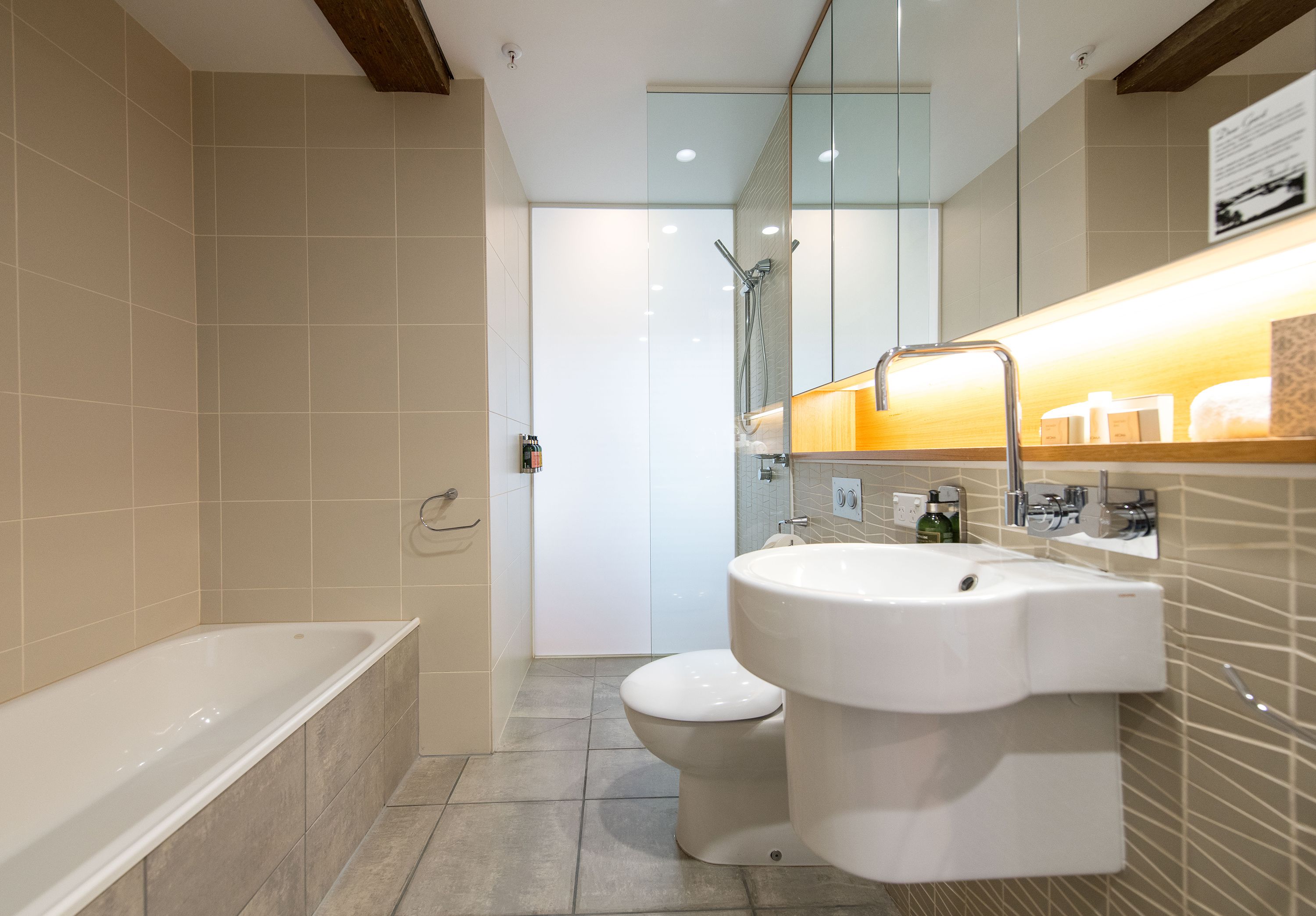 Une salle de bain moderne avec une baignoire, des toilettes et un lavabo.