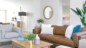 Cobertura, 3 quartos, vista para a montanha | Área de estar | TV 40 polegadas com canais digitais