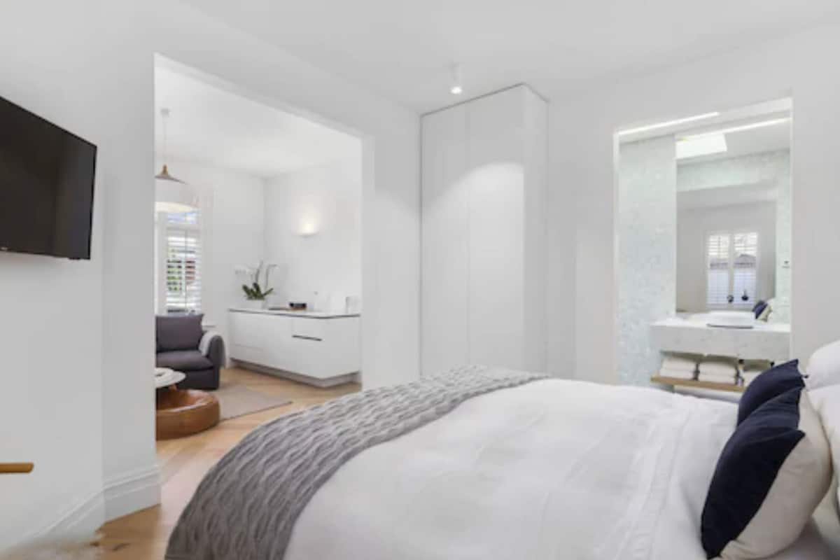 Deluxe Studio Suite | Premium bedding, iron/ironing board, WiFi (free), individually decorated