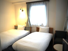 羽毛の掛け布団、デスク、遮光カーテン、WiFi (無料)