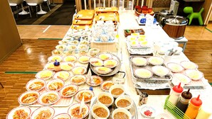 Ein reichhaltiges Buffet mit verschiedenen Speisen und Beilagen.