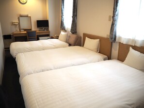 Down duvets, desk, blackout curtains, free WiFi - Hotel Green Mark (Sendai)