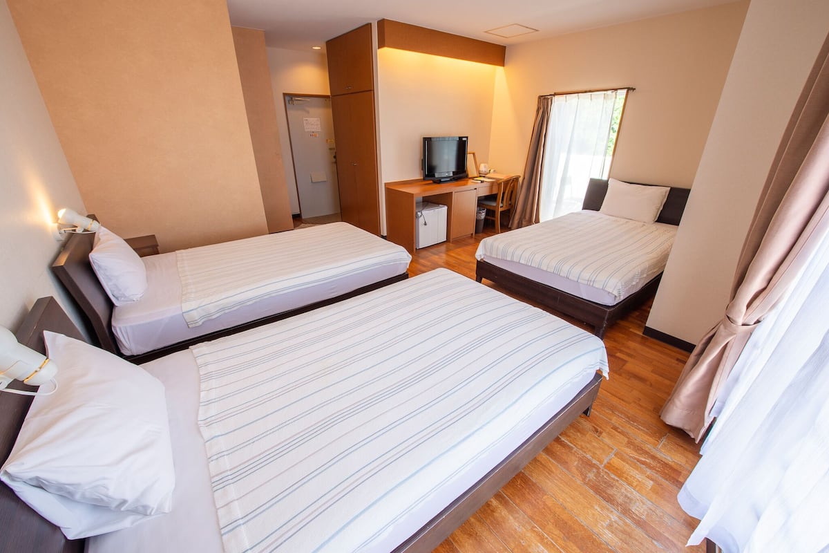 triple room | free wifi, bed sheets