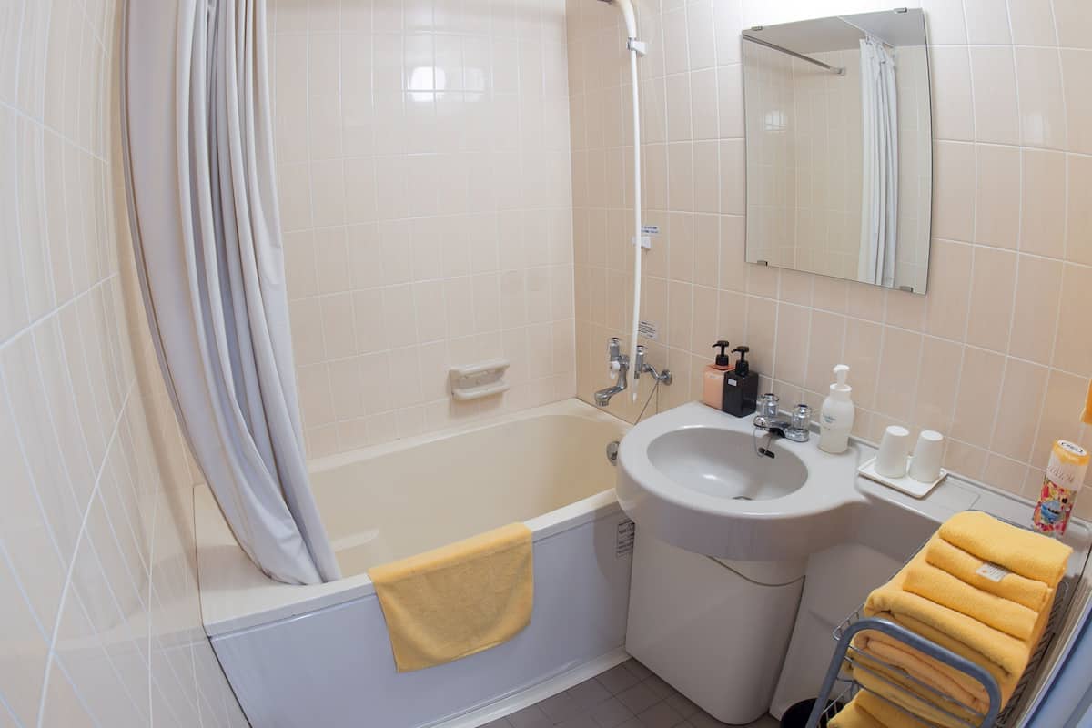 triple room | bathroom | free toiletries, hair dryer, slippers, towels