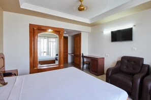 In-room safe, desk, iron/ironing board, rollaway beds - Hotel Sun World (Nagercoil)