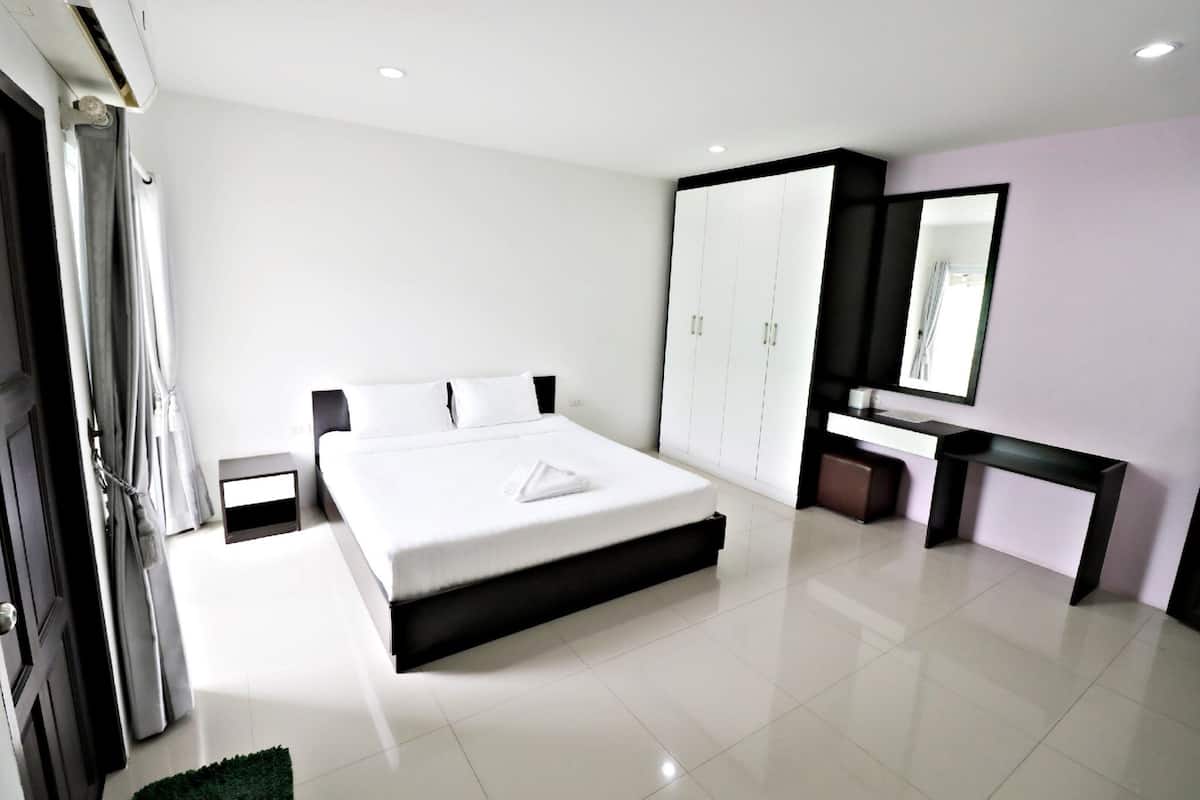 Quarto família | Escrivaninha, Wi-Fi de cortesia, roupa de cama