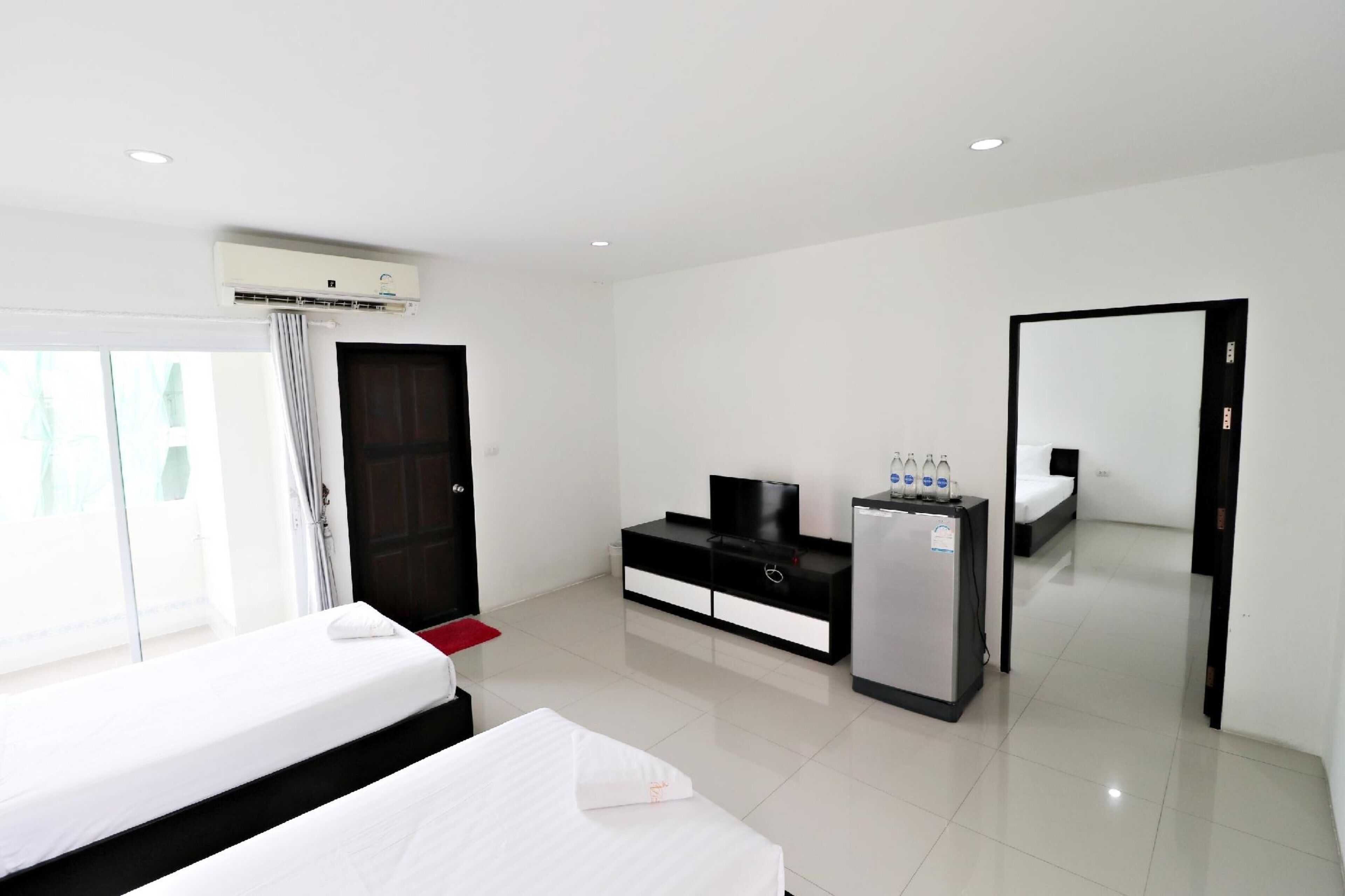 family room | 1 bedroom, desk, free wifi, bed sheets