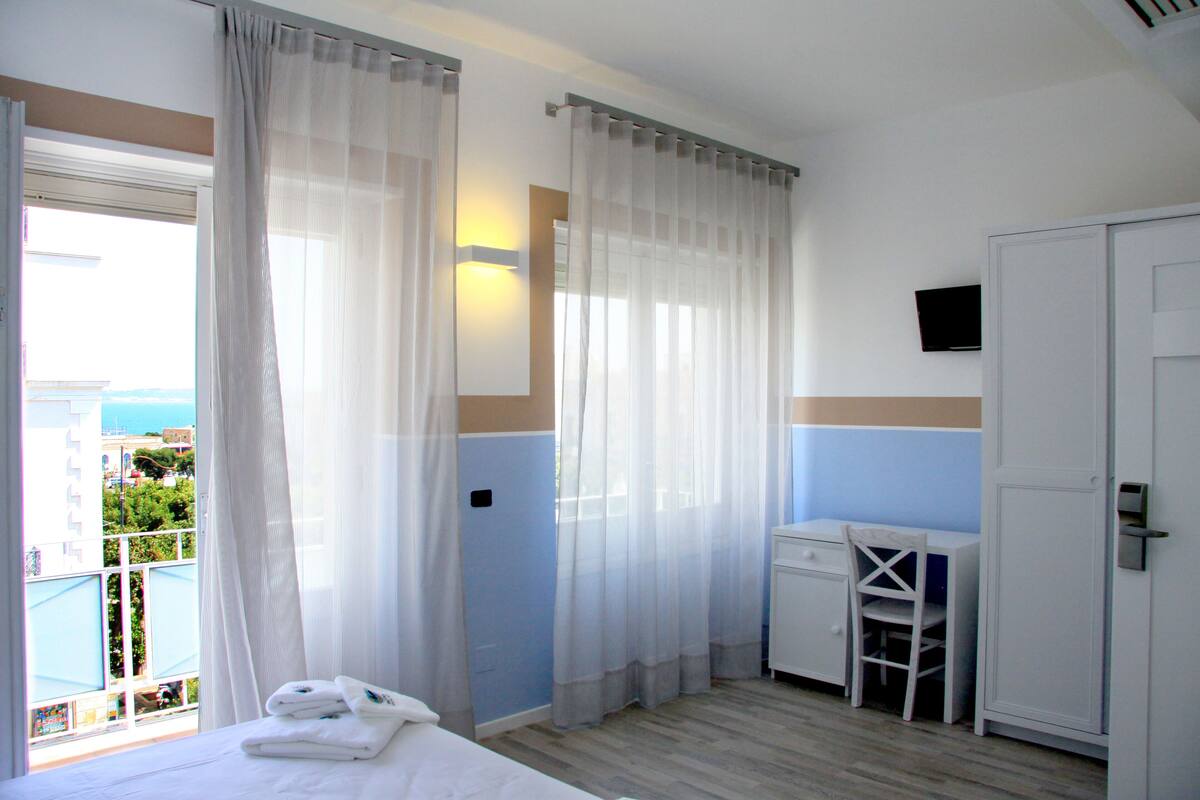 Caja de seguridad en la habitación, cunas, wifi gratis y ropa de cama 