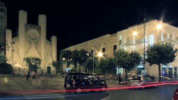 Fachada de la propiedad por la tarde o noche