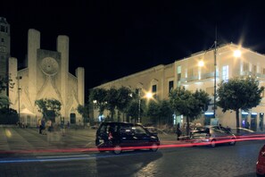 Front of property - evening/night - Hotel Città Bella (Gallipoli)
