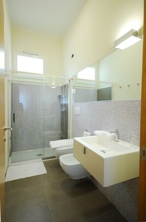 Superior Apartment, Balcony | Bathroom | Shower, designer toiletries, hair dryer, bidet - Hotel Città Bella (Gallipoli)