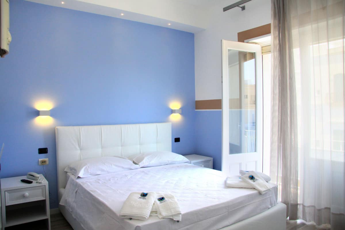 triple room | in-room safe, cots/infant beds, free wifi, bed sheets