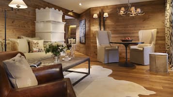 Suite, Balcony, Mountain View (Jagdhof - Südbalkon) | Living room | Flat-screen TV