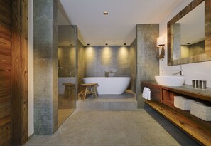 Designer-Toilettenartikel, Haartrockner, Bademäntel, Hausschuhe